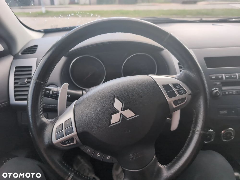 Mitsubishi Outlander - 12