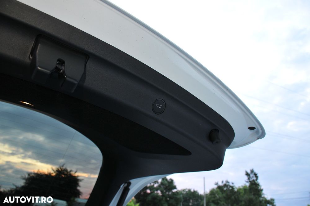 Tesla Model Y Long Range Dual Motor AWD - 26