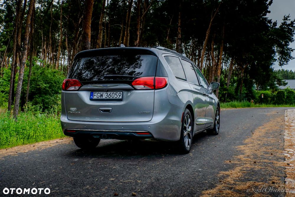 Chrysler Pacifica - 4
