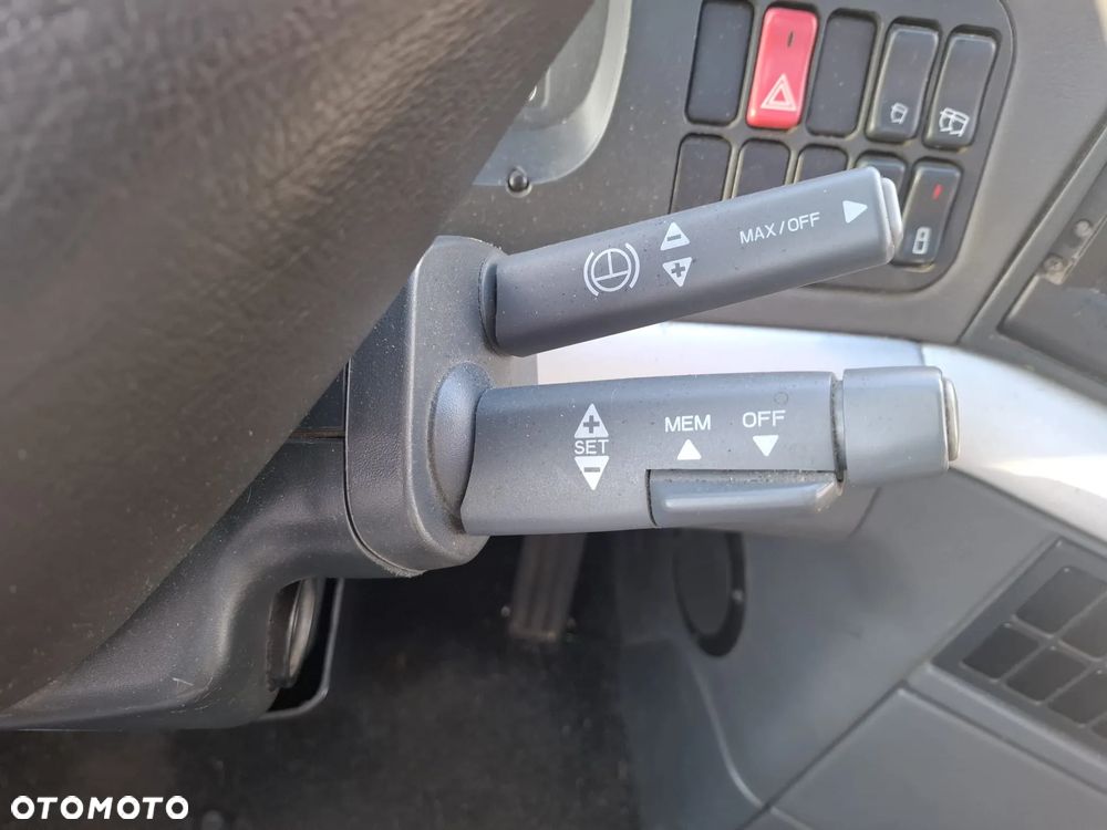 MAN LION'S COACH - 30