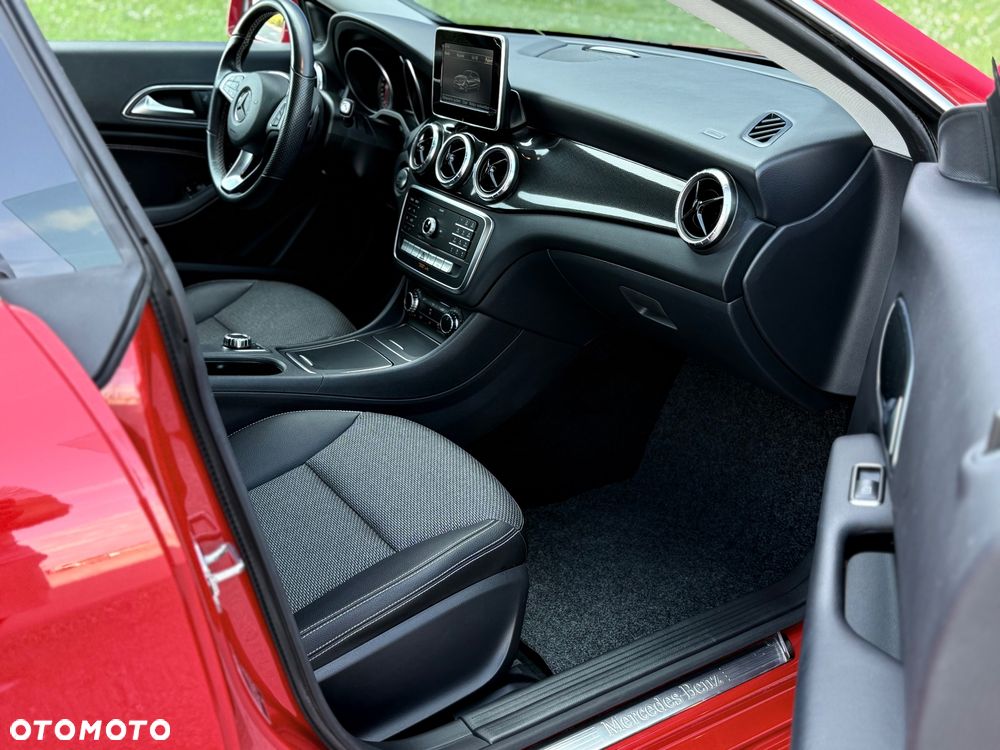 Mercedes-Benz CLA 180 7G-DCT - 31