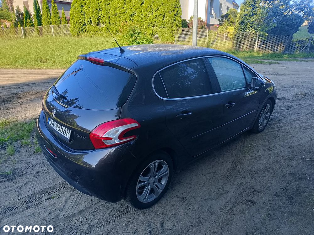 Peugeot 208 - 8