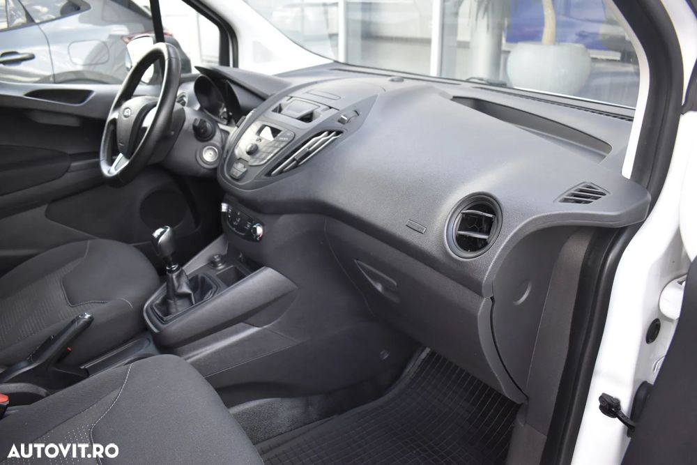 Ford Transit Courier - 31