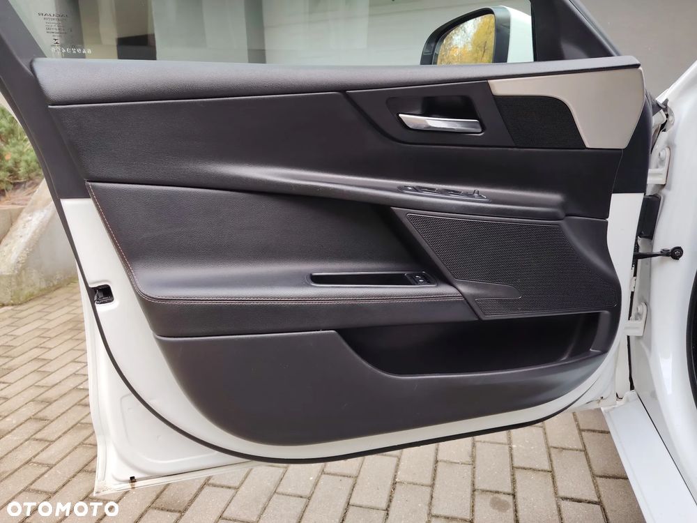 Jaguar XE 2.0 D Portfolio - 15