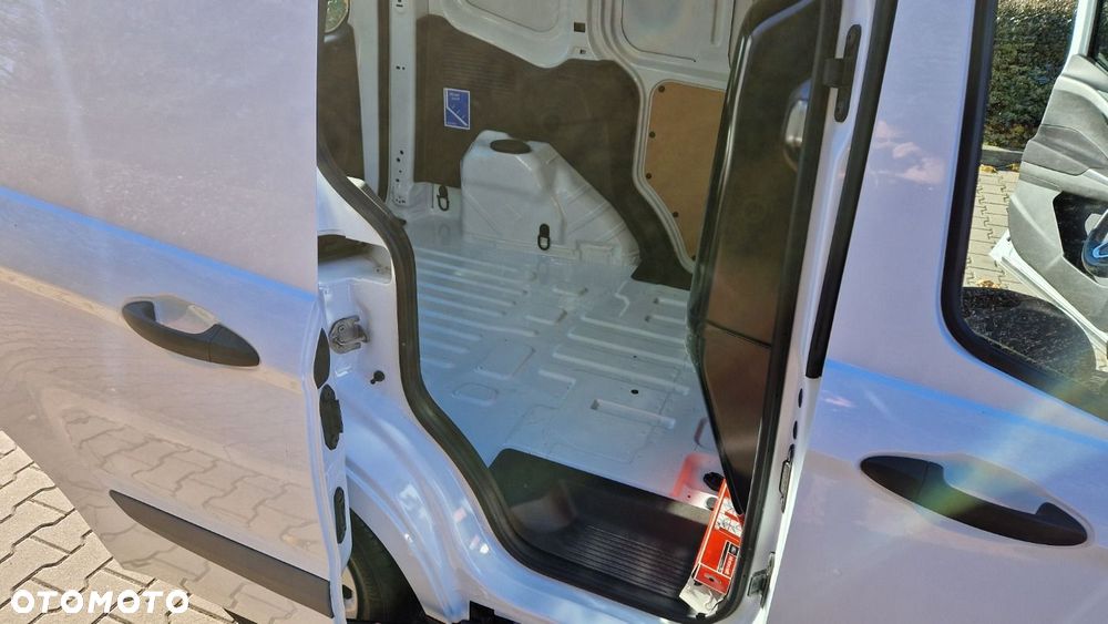 Ford Transit Courier - 17