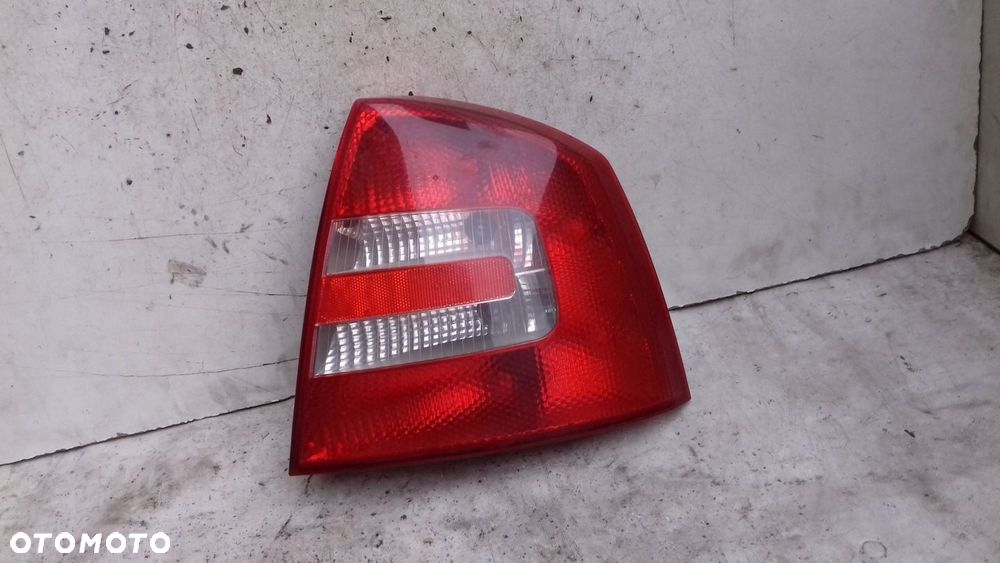 LAMPA PRAWY TYŁ TYLNA SKODA OCTAVIA II HB 04-08 - 1