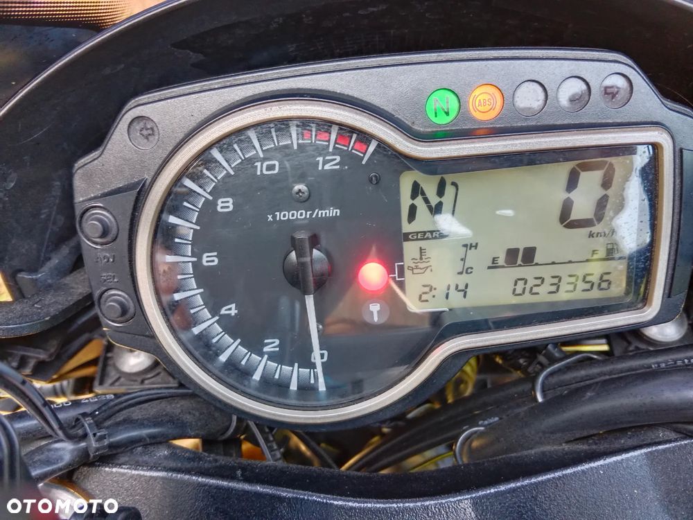 Suzuki GSR - 6