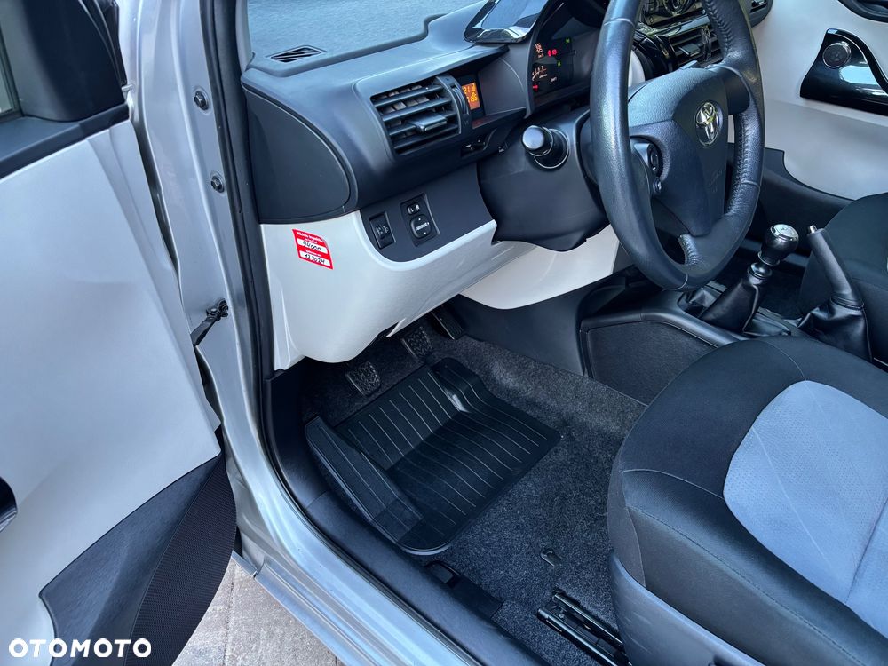 Toyota iQ - 7
