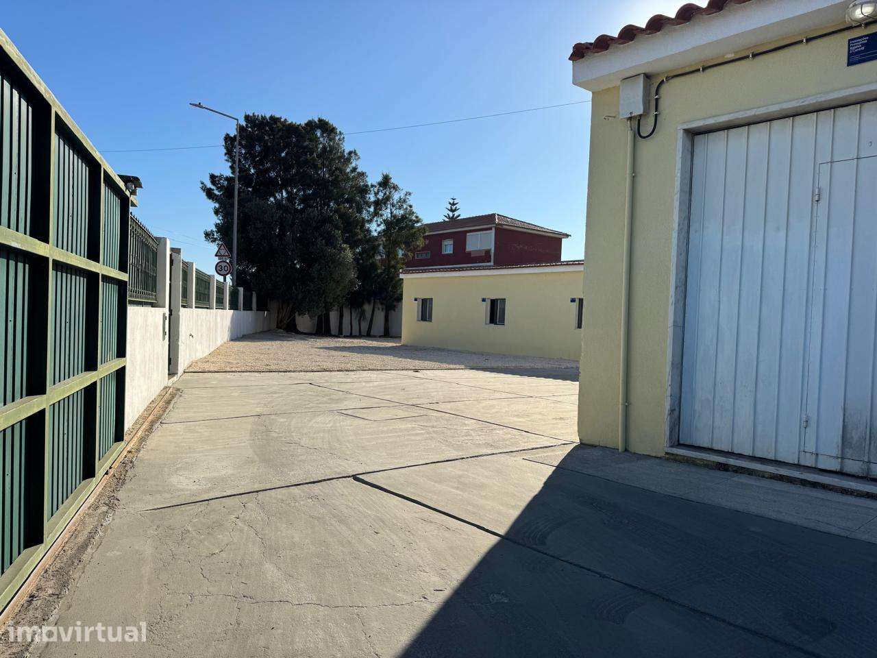 Espaço Comercial Único com Armazém, Escritório e estacionamento. - Grande imagem: 2/20