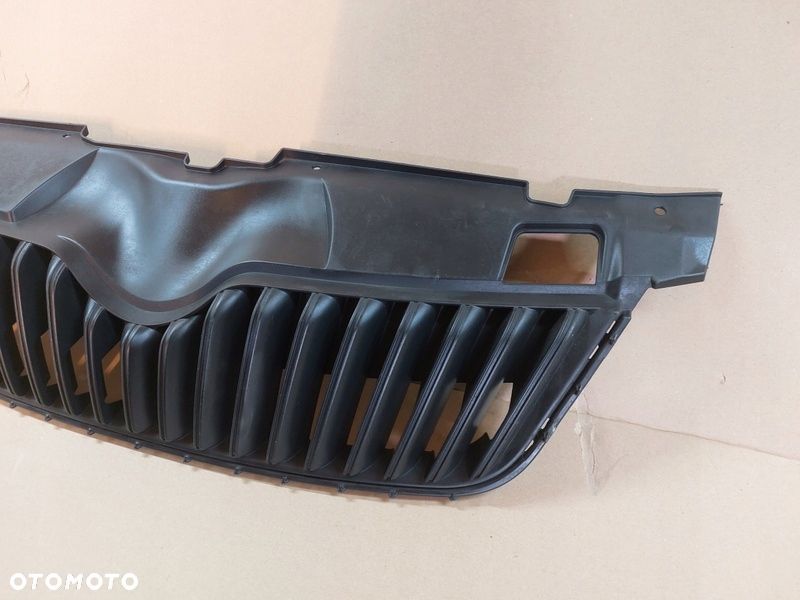 SKODA FABIA II LIFT ATRAPA GRIL ZDERZAKA 5J0853668 - 2