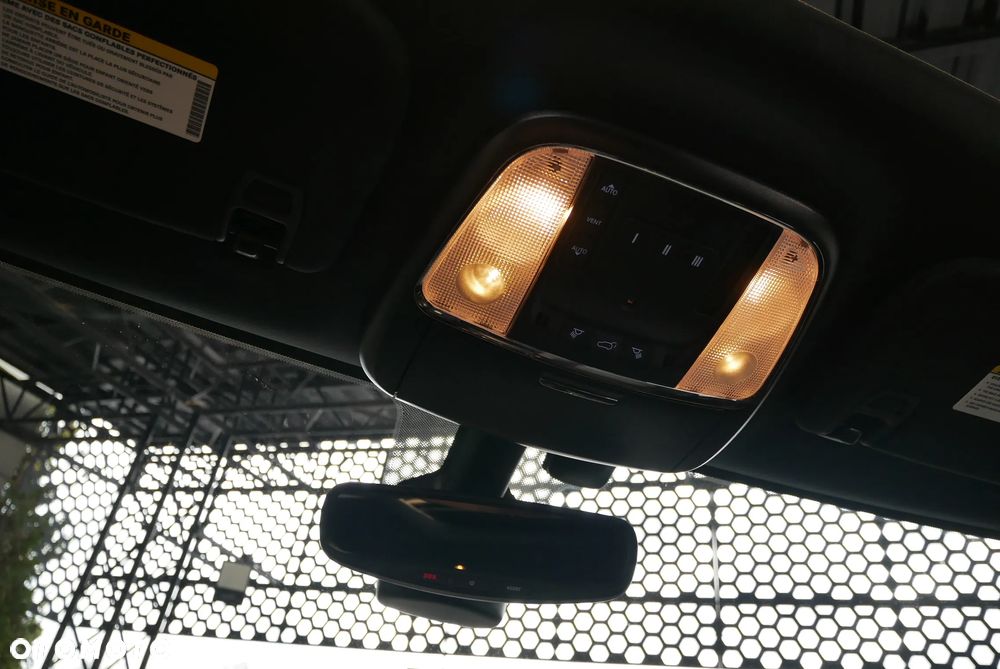 Jeep Grand Cherokee - 25