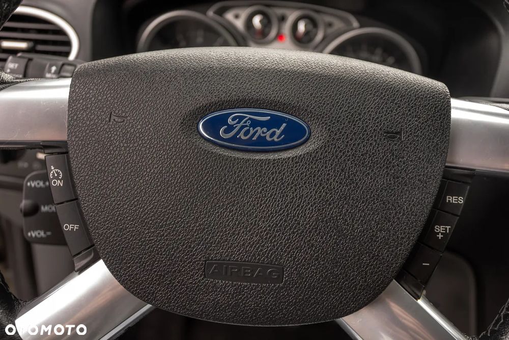 Ford Focus 1.6 Ghia - 26