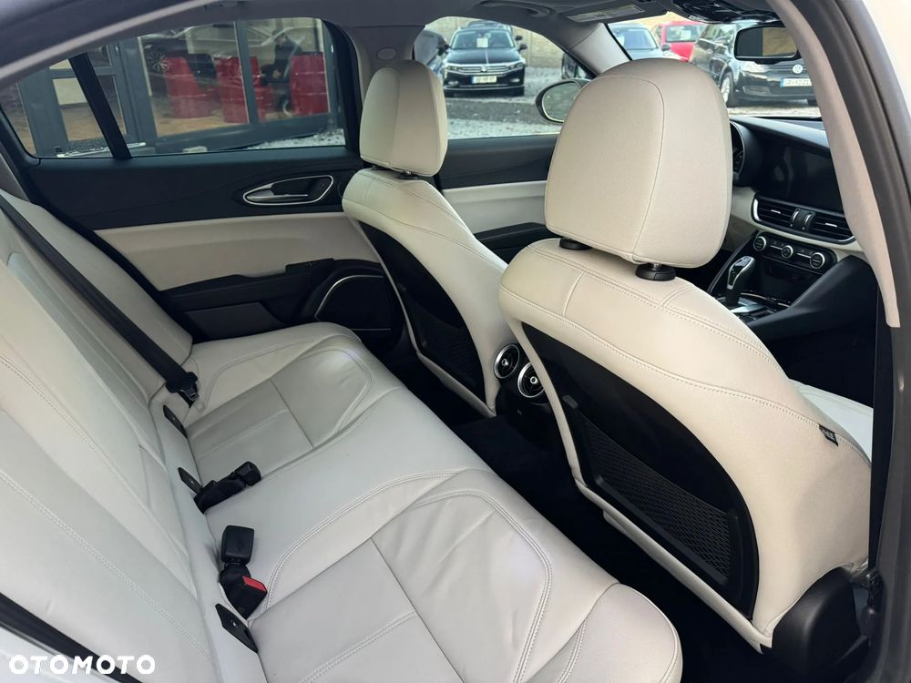 Alfa Romeo Giulia 2.0 Turbo 16V AT8 6C Villa dEste - 12
