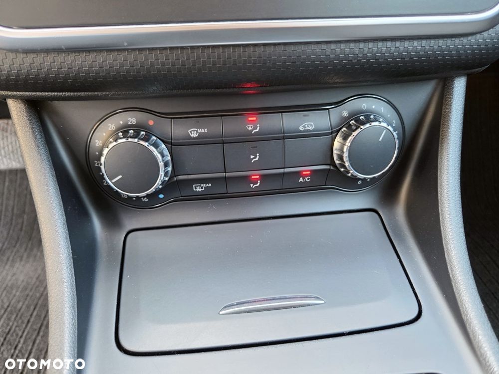 Mercedes-Benz Klasa A 180 7G-DCT Activity Edition - 29