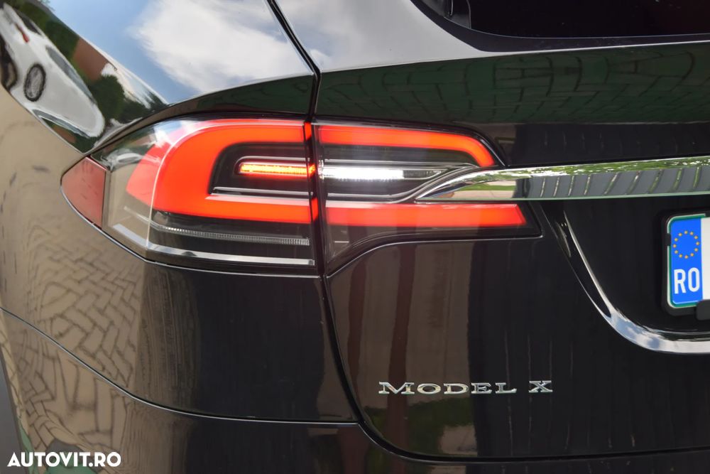 Tesla Model X - 10