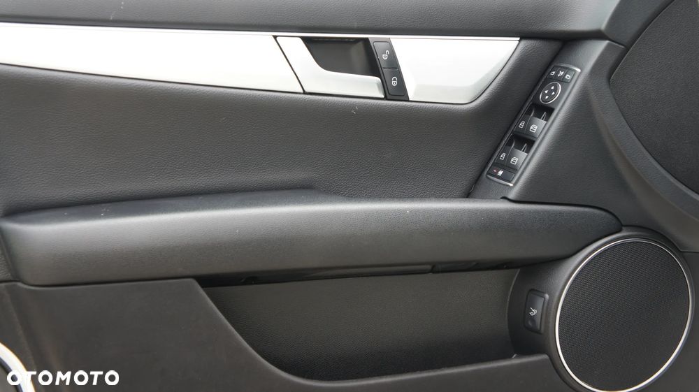 Mercedes-Benz Klasa C 180 CGI Automatik BlueEFFICIENCY - 16