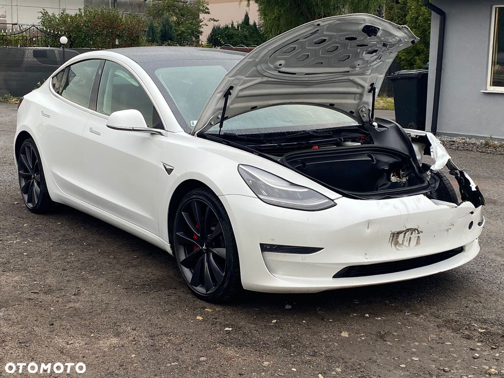 Tesla Model 3 - 4
