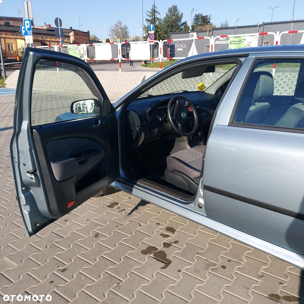 Skoda Octavia 1.6 Ambiente - 17