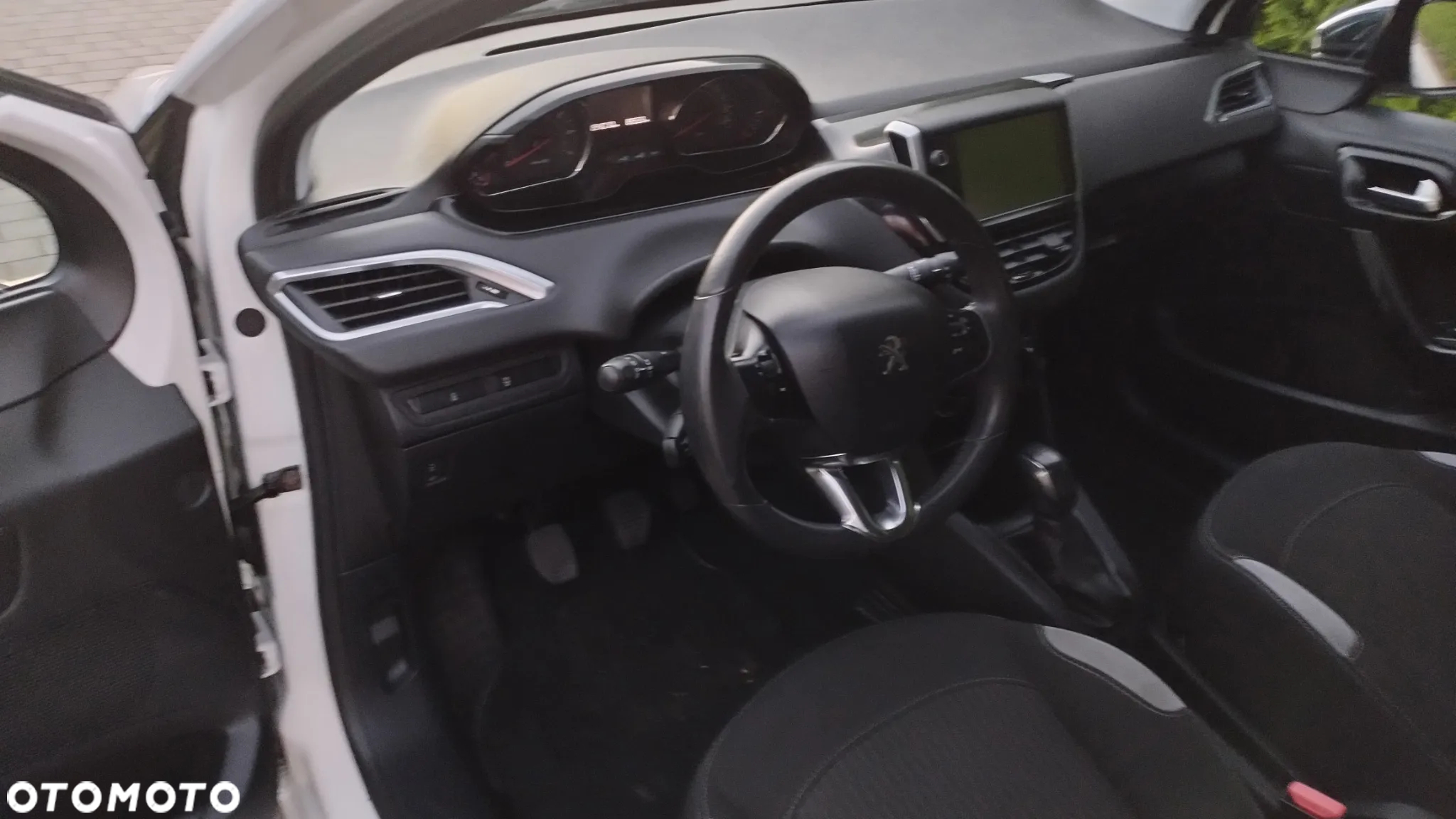 Peugeot 208 - 21
