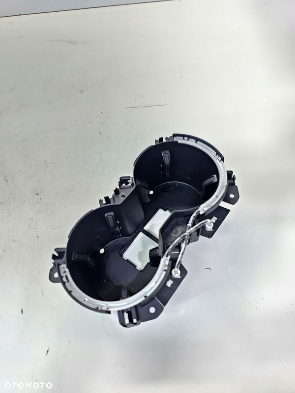 UCHWYT NA KUBEK LED AUDI A4 B9 A5 8W0862533D - 2
