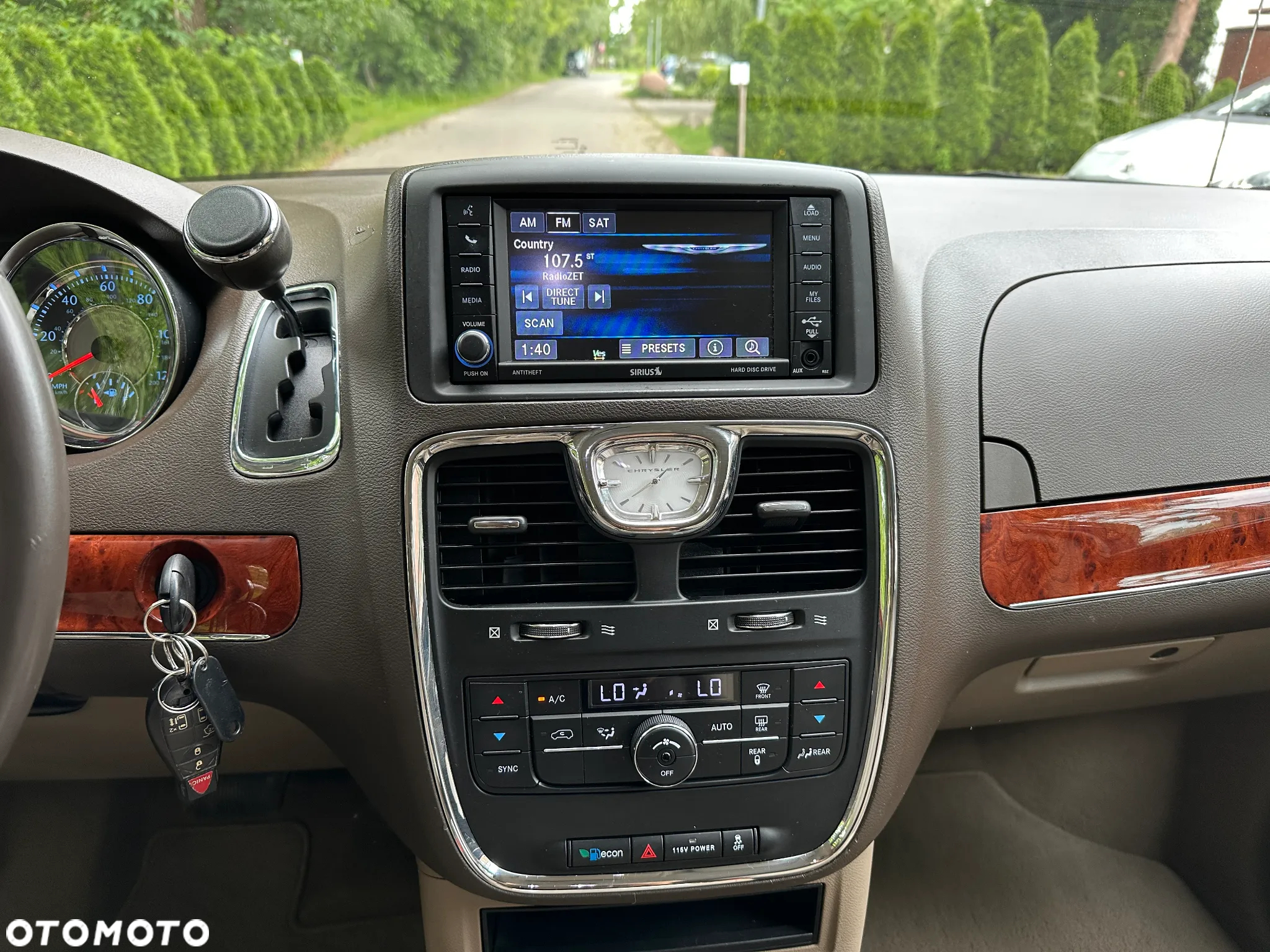 Chrysler Town & Country - 24