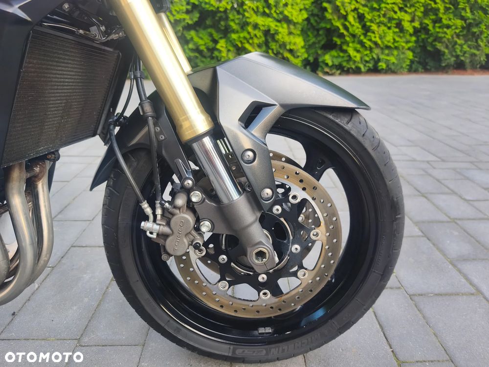Suzuki GSR - 11