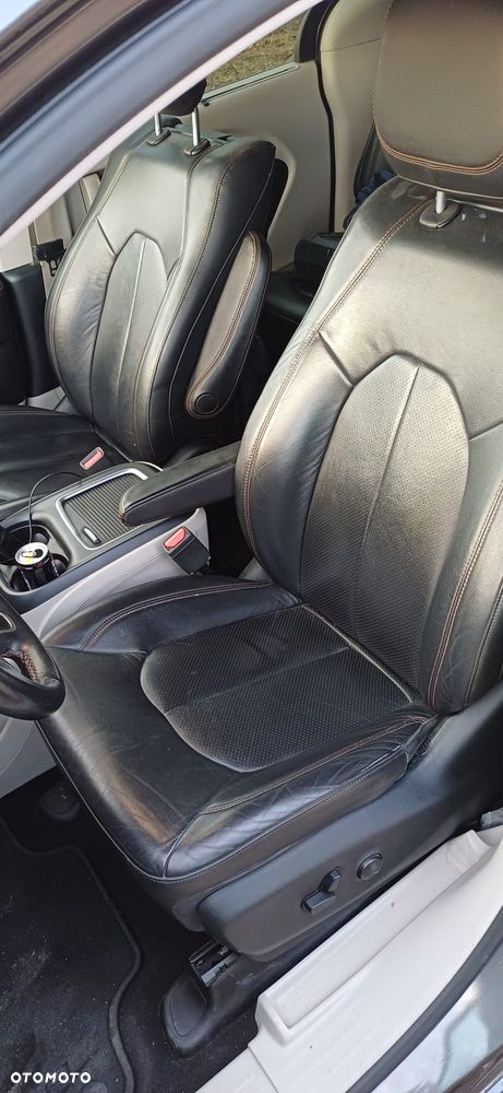 Chrysler Pacifica - 8