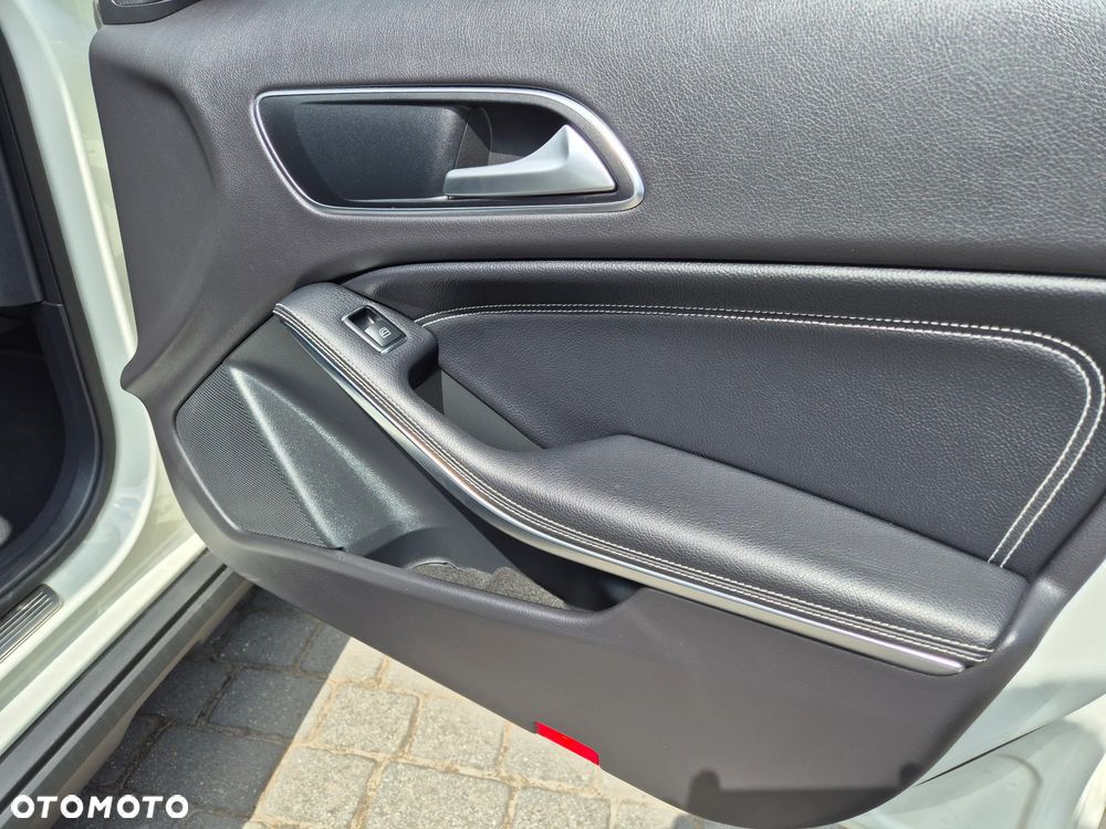 Mercedes-Benz GLA 200 Urban - 17