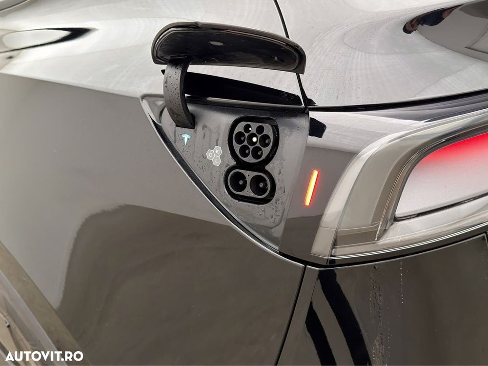 Tesla Model Y Long Range Dual Motor AWD - 11