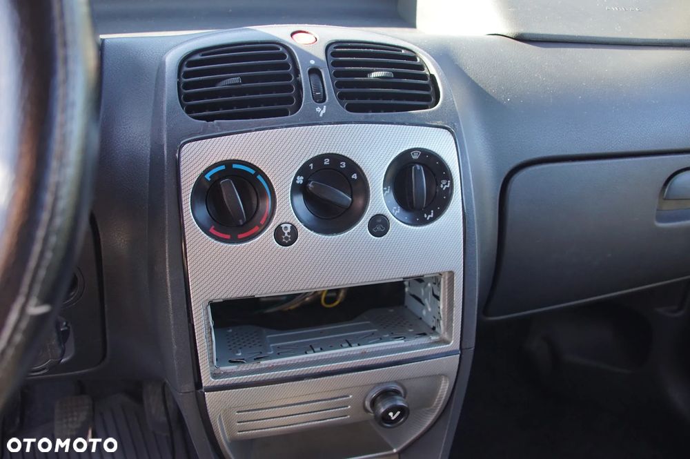 Auto na części - Tata Indica 1.4 MPI 85 KM 475 Si 26902610 TAT736 2009R Silnik Skrzynia Drzwi Błotnik Zderzak Maska Klapa Lampa Lusterko Deska Kokpit Sterownik Moduł Czujnik Licznik Kierownica - 12