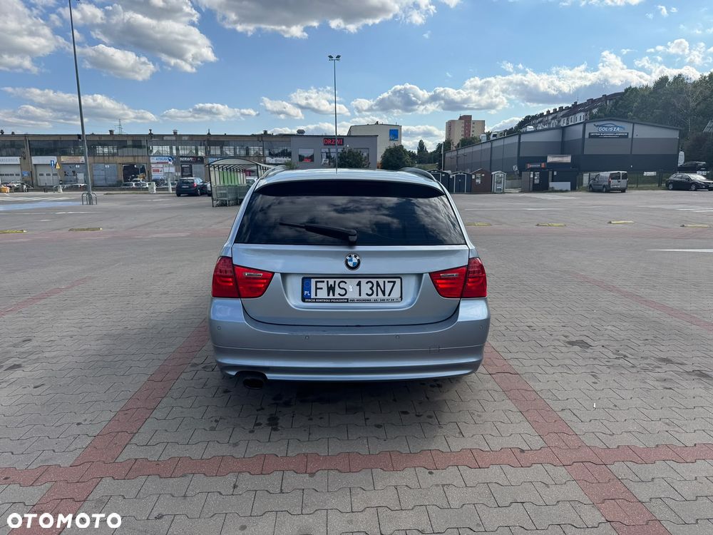 BMW 3 Series 2010 photo 3