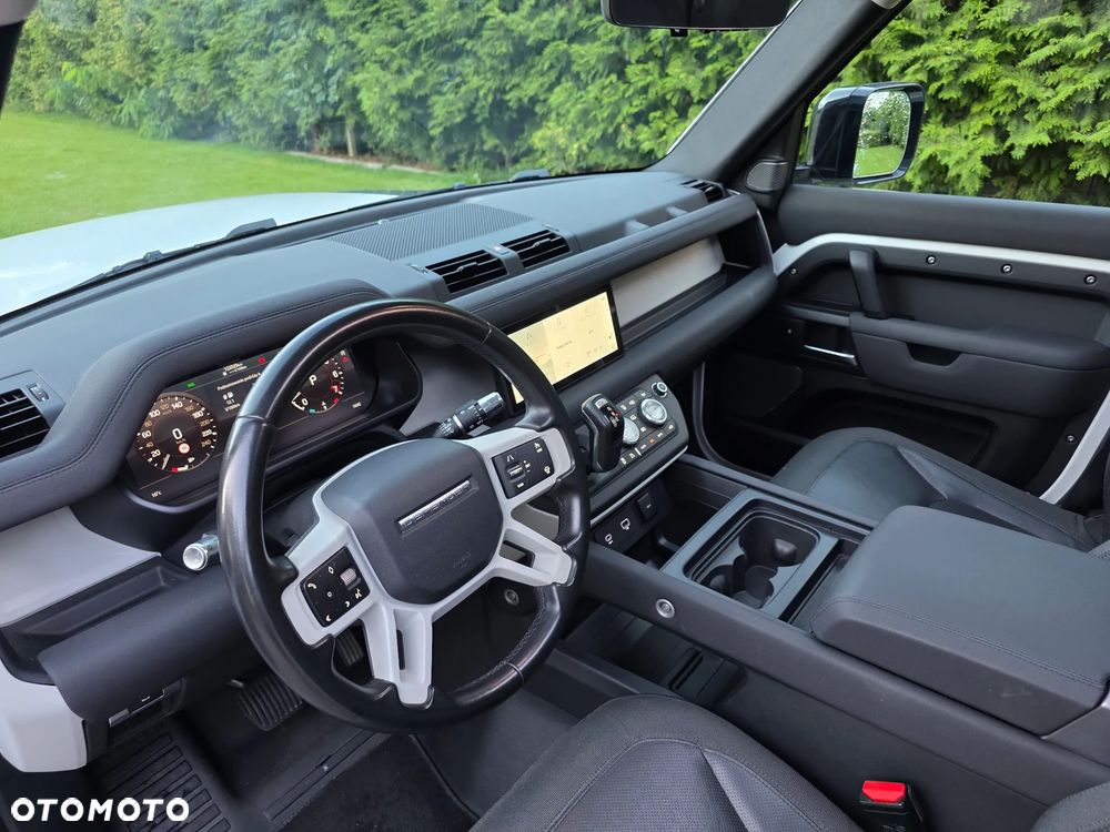 Land Rover Defender - 26