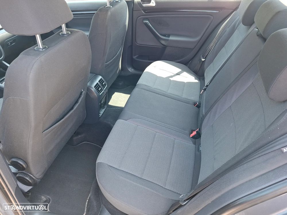 VW Jetta 1.6 TDi Confortline - 7