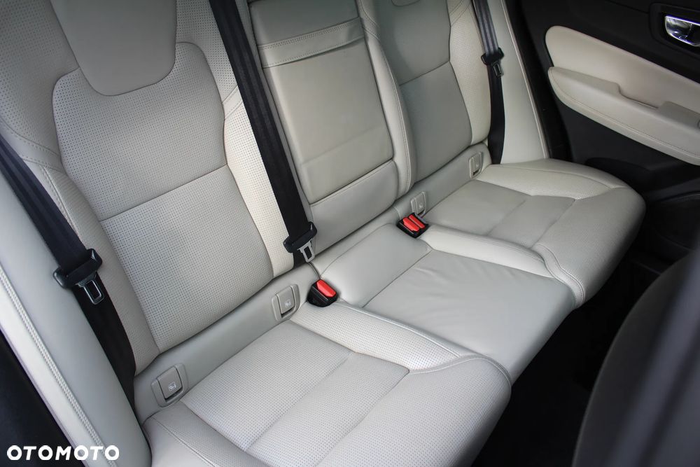 Volvo XC 60 B4 D AWD Geartronic Momentum Pro - 17