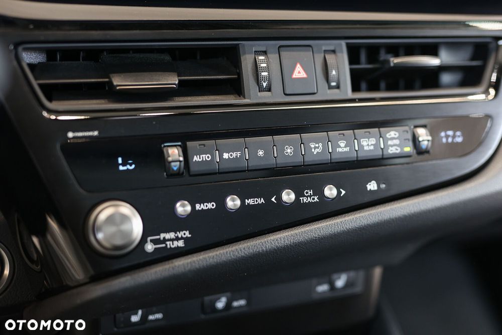 Lexus ES 300h Business Edition - 38