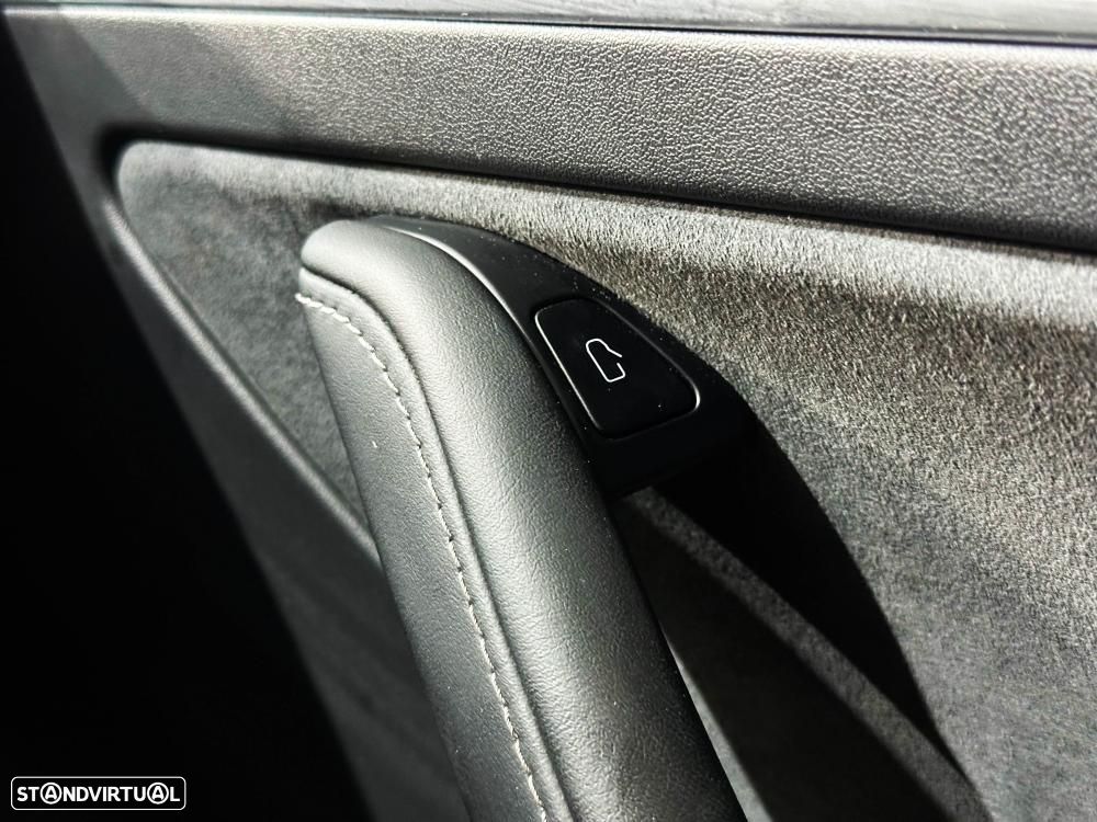 Tesla Model Y Long Range Dual Motor AWD - 33