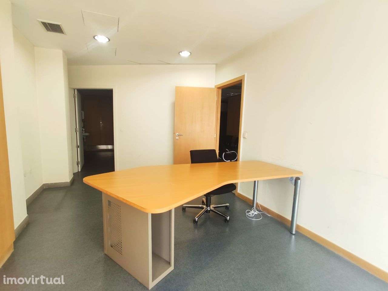 Loja para comércio e serviços no centro da Trofa - Grande imagem: 2/13