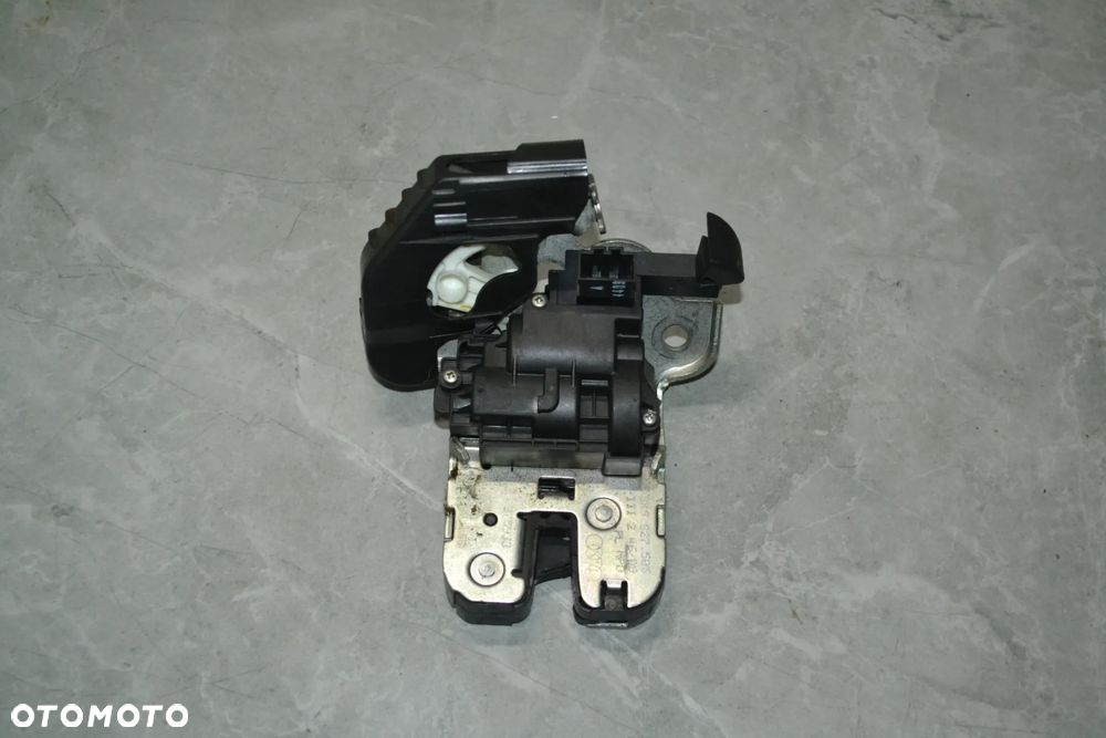 AUDI A3 8P A6 C6 C7 A4 B8 A5 SKODA SUPERB ZAMEK TYLNEJ KLAPY BAGAŻNIKA 8K9827505 - 1