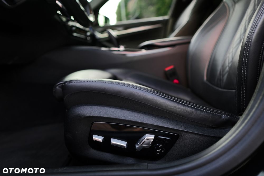 BMW Seria 5 M550i xDrive sport - 19