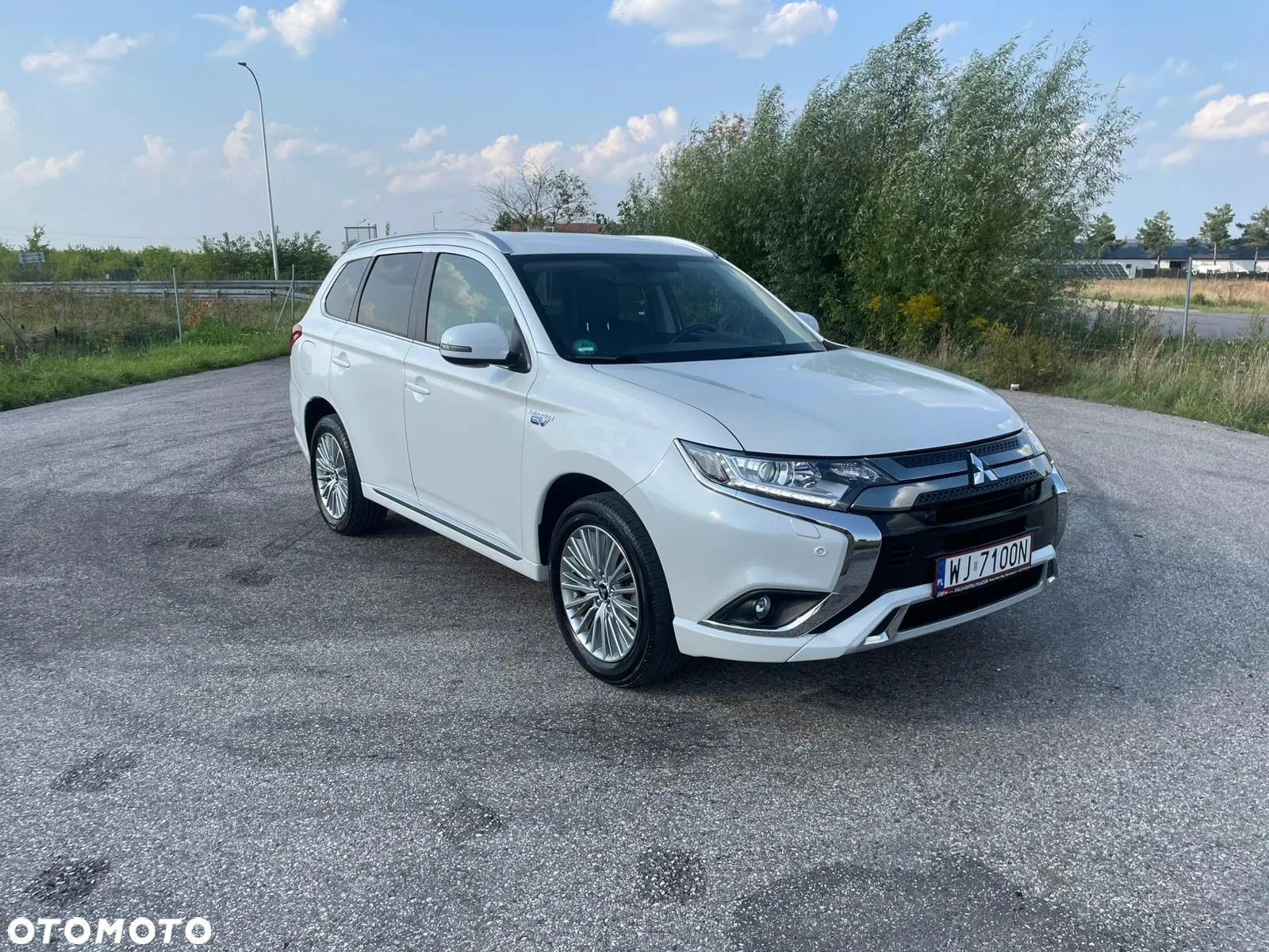 Mitsubishi Outlander 2.4 4WD Plug-In Hybrid Plus - 1
