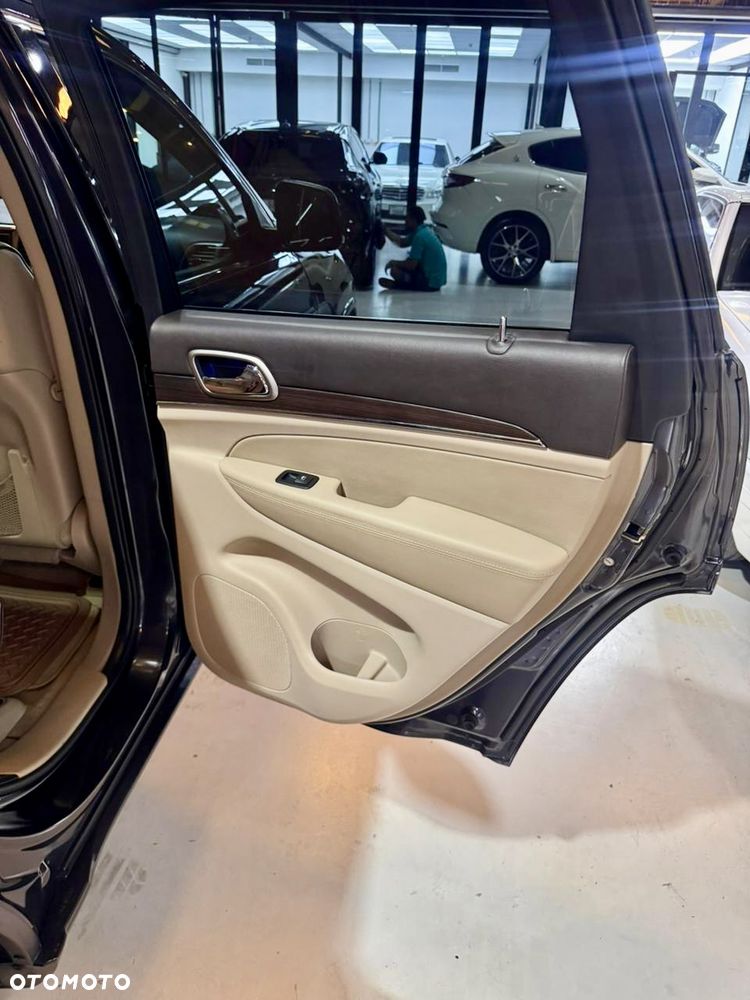 Jeep Grand Cherokee 5.7 V8 Overland Summit - 12