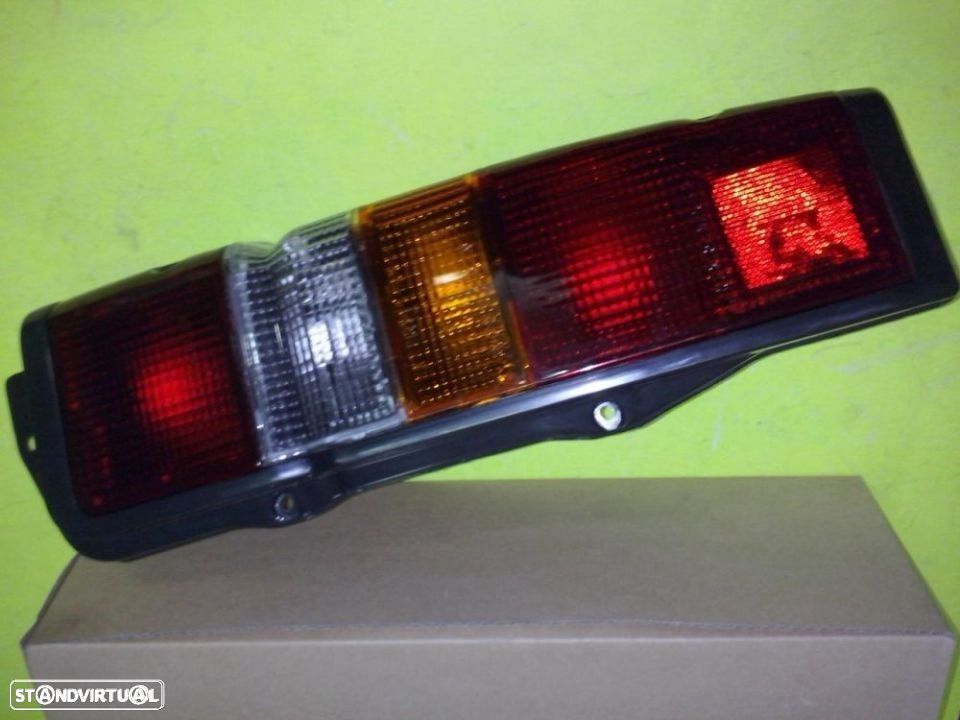 Farolim stop direito e esquerdo Toyota Hiace LH51 NOVO - 1