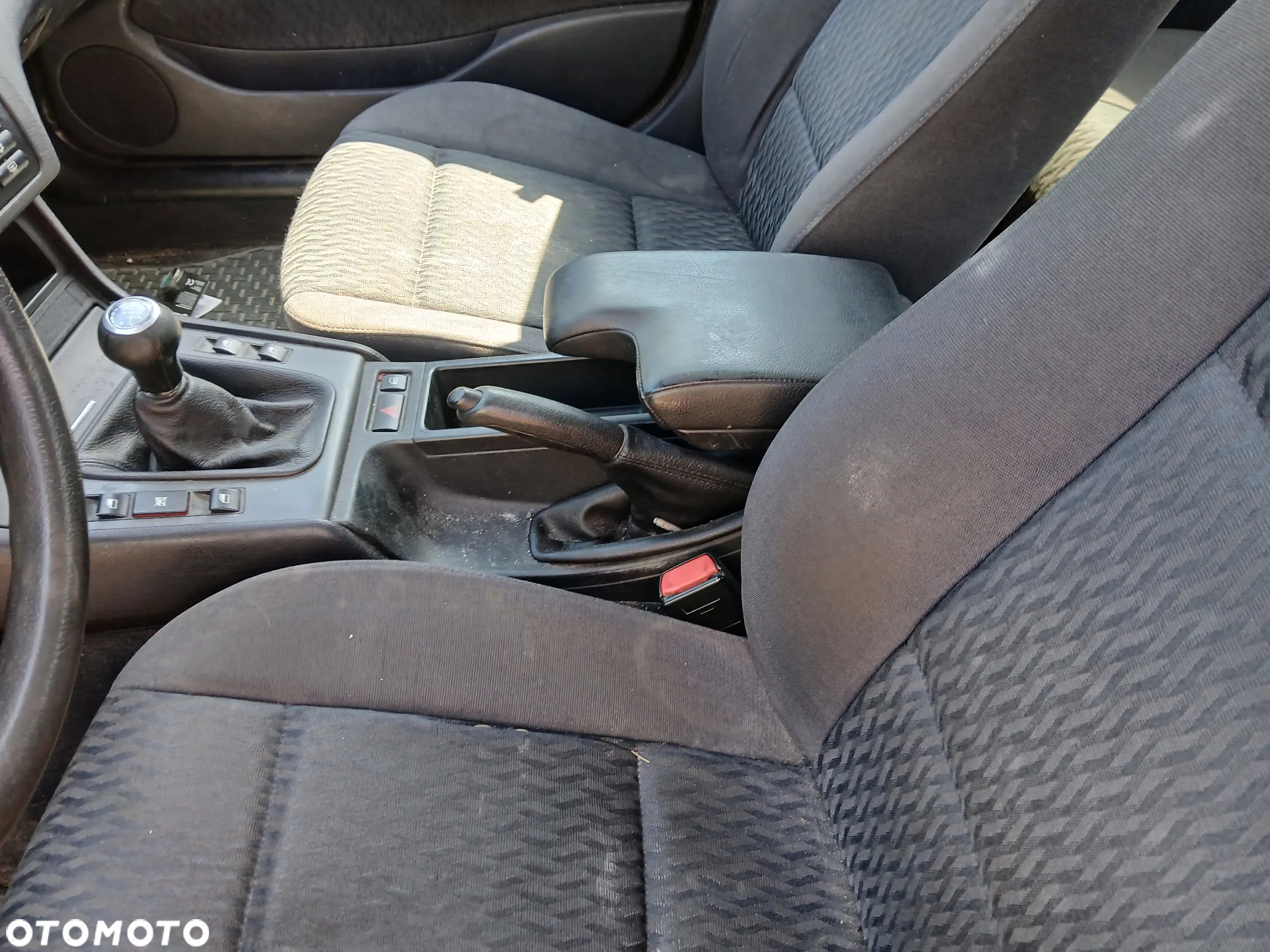 bmw E46 sedan  fotel fotele kanapa deska kokpit podsufitka boczek boczki klamka podłokietnik licznik - 5