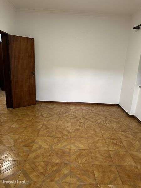 Arrendo t2 a um km da Venda do Pinheiro - Grande imagem: 3/12