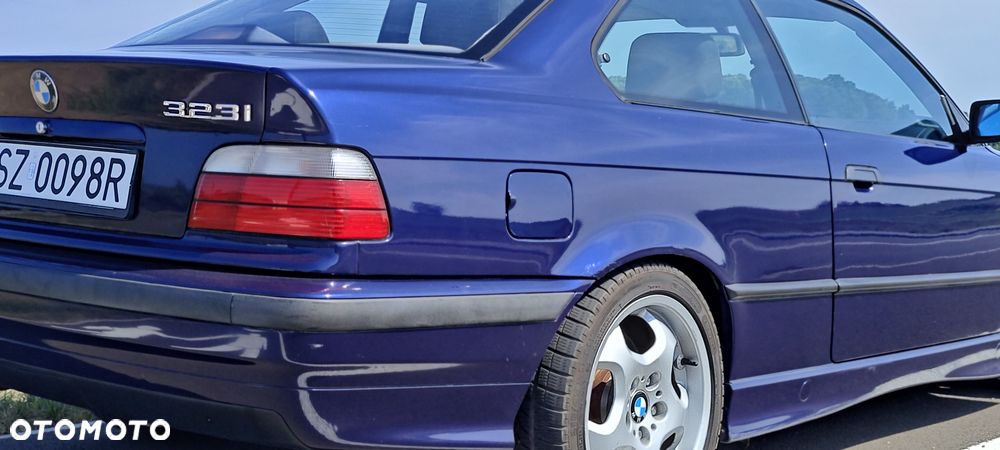 BMW Seria 3 323i - 32