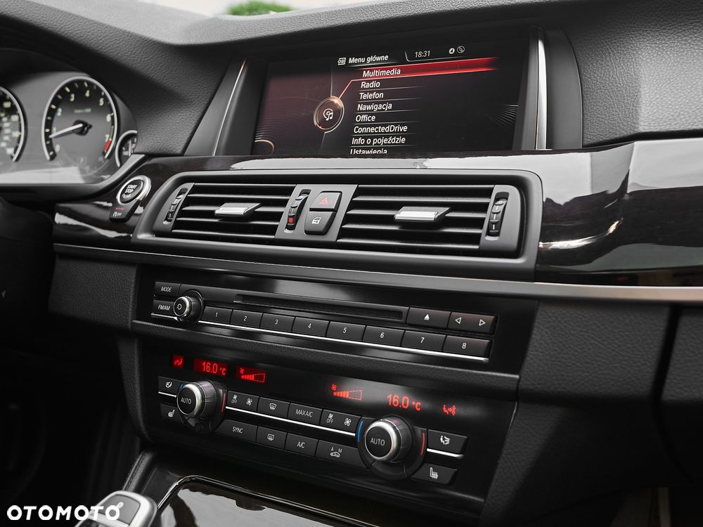 BMW Seria 5 528i xDrive - 28