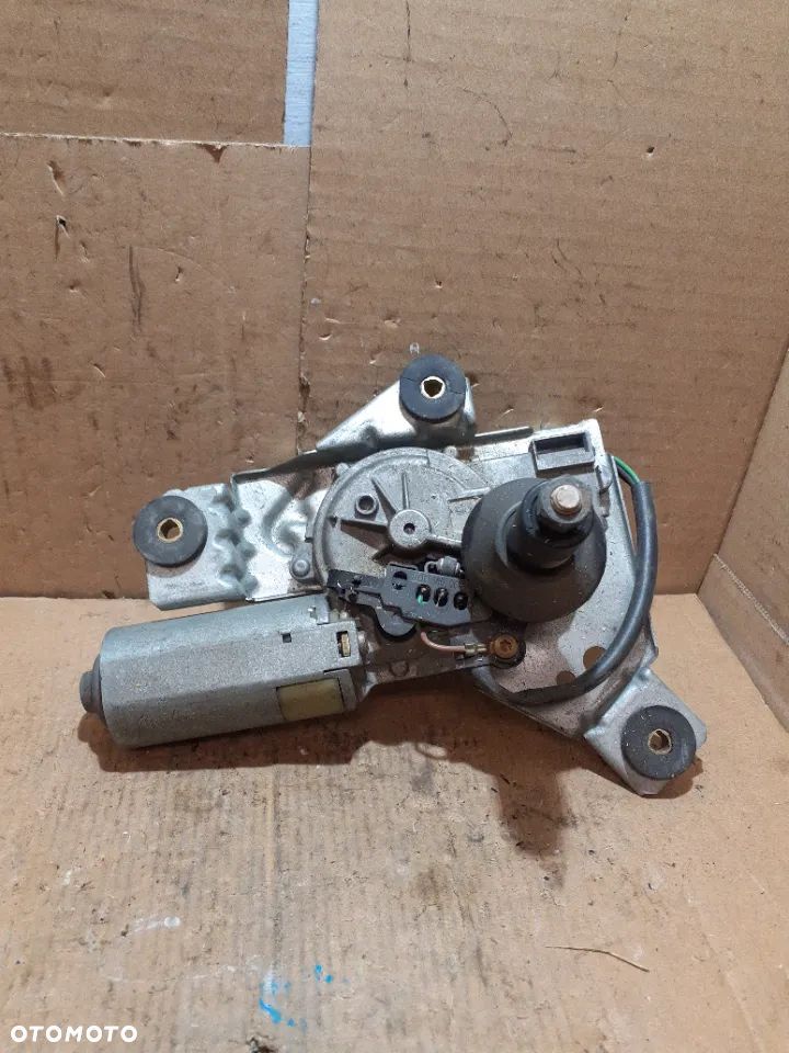 SILNICZEK WYCIERACZKI TYLNEJ MITSUBISHI CARISMA HB - 3