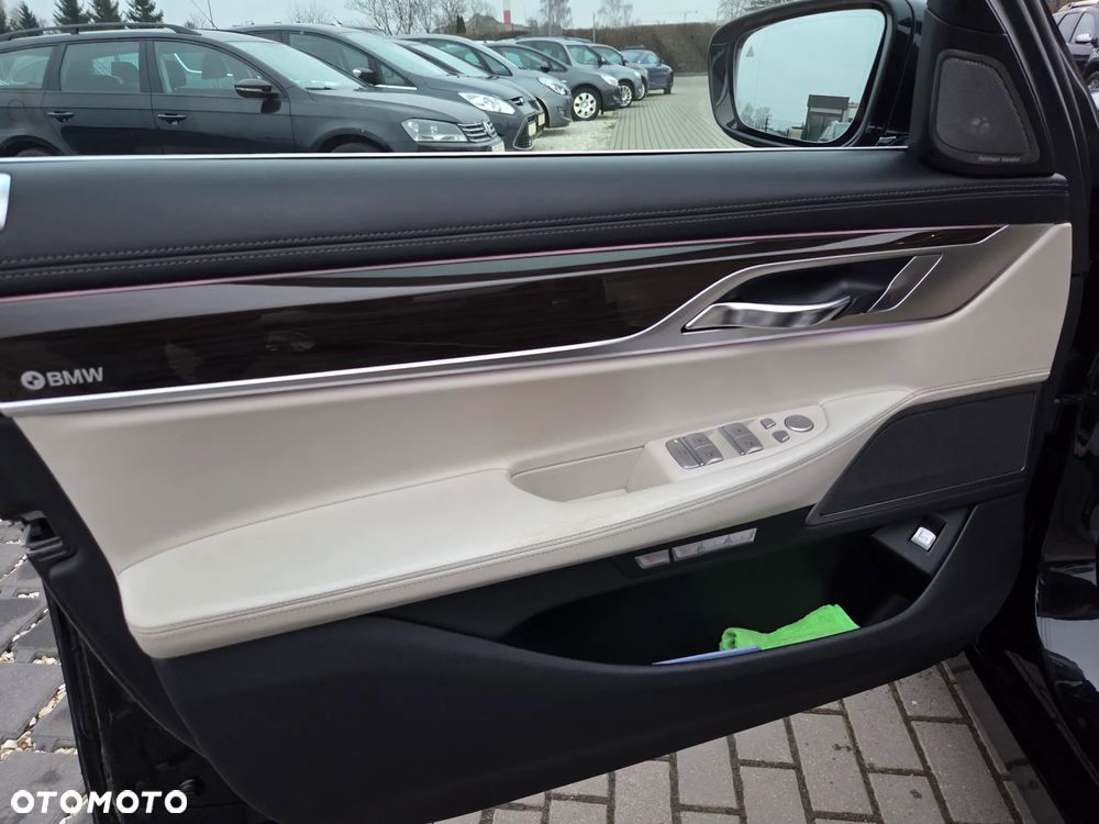 BMW Seria 7 740d xDrive - 38
