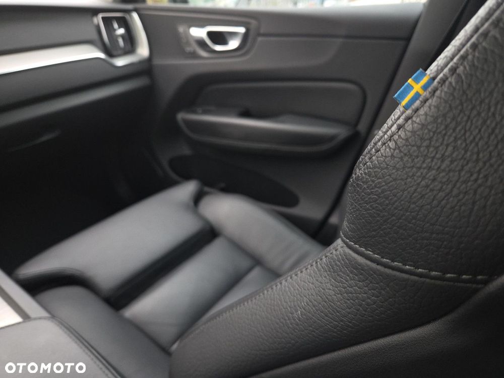 Volvo XC 60 B5 B AWD Plus Dark - 26