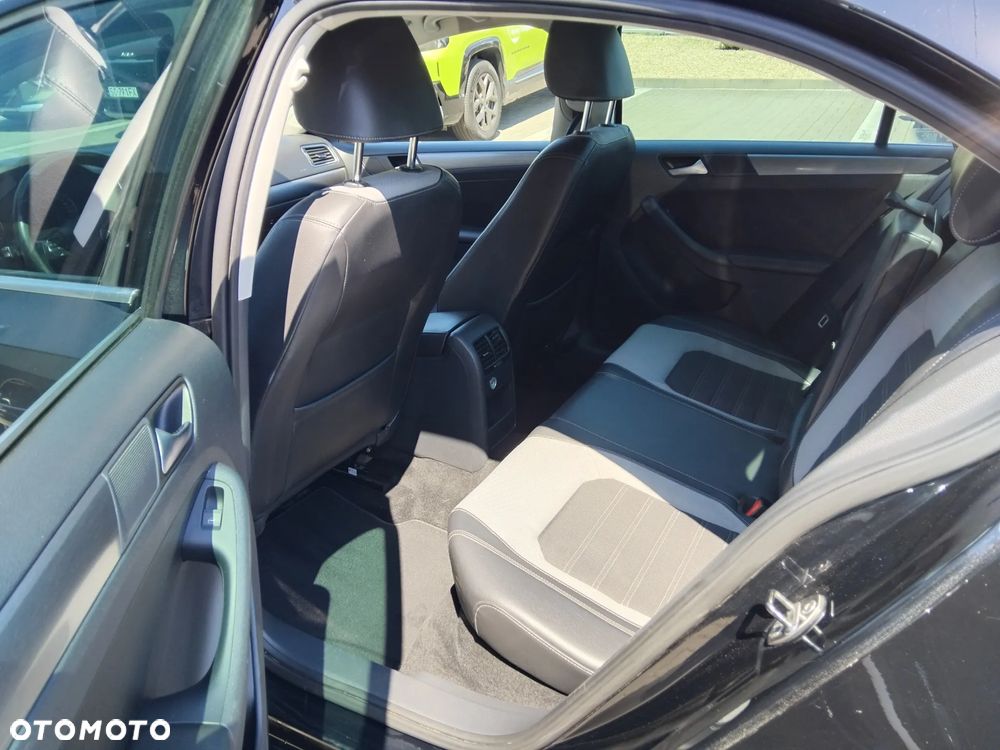 Volkswagen Jetta 2.0 TDI Highline - 23